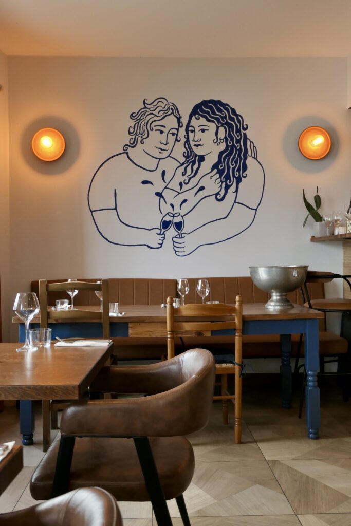 Intérieur du restaurant et auberge moderne Haliotis, à la Teste-de-Buch.