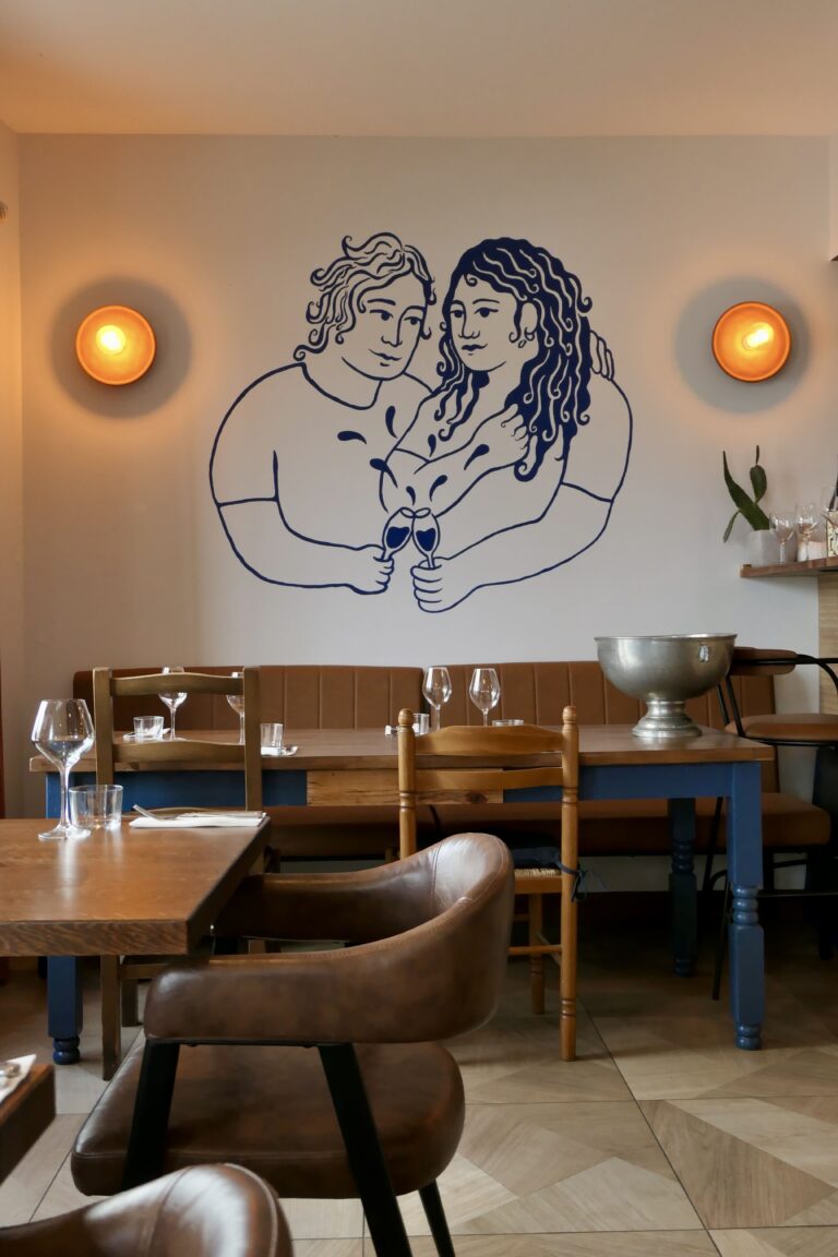 Intérieur du restaurant et auberge moderne Haliotis, à la Teste-de-Buch.
