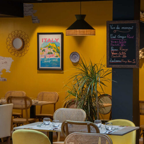 La salle de restauration colorée et baignée de lumière du restaurant La Casa à Limoges