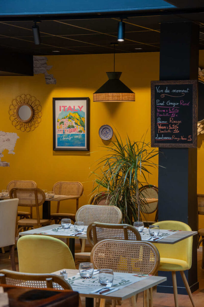 La salle de restauration colorée et baignée de lumière du restaurant La Casa à Limoges