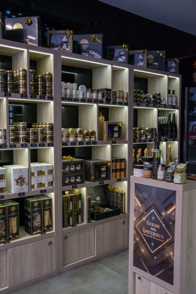 Les étagères de l'épicerie fine et de produits autour de la gastronomie La Guilde des Épicurieux à Limoges