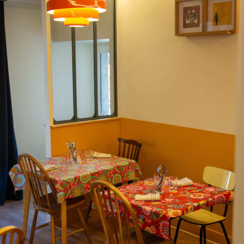 L'intérieur coloré du restaurant Le Merle Moqueur à Eymoutiers à 45 minutes de Limoges