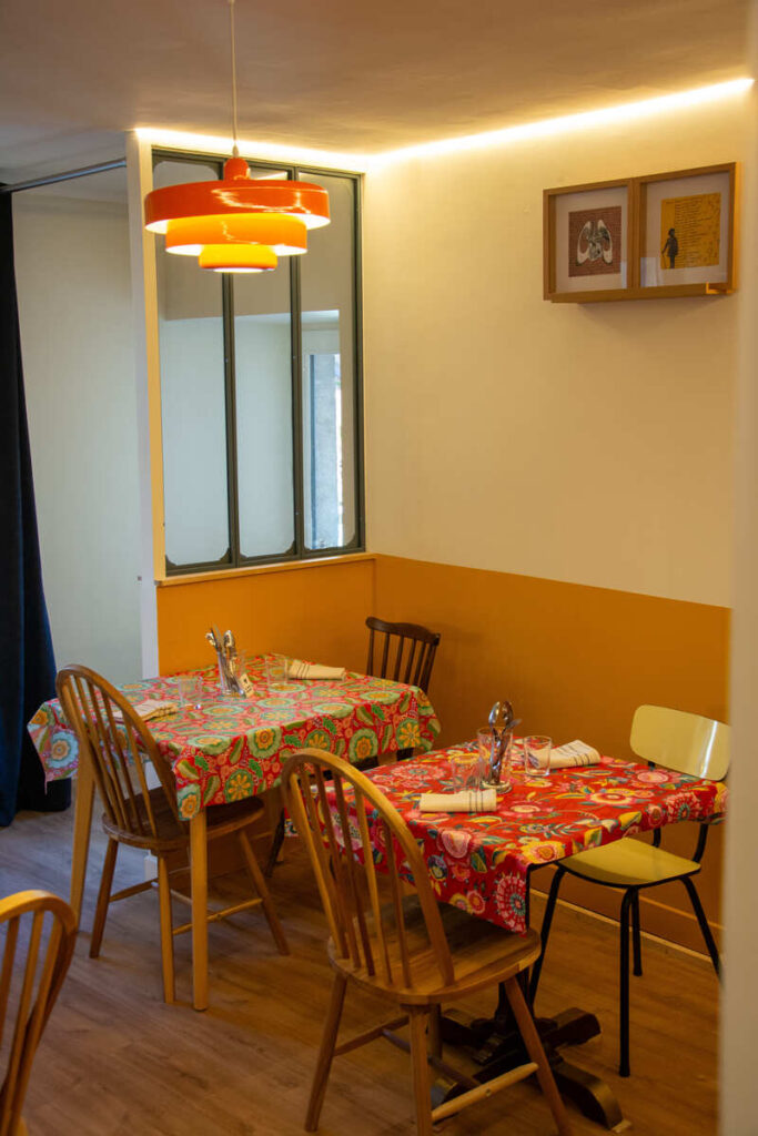L'intérieur coloré du restaurant Le Merle Moqueur à Eymoutiers à 45 minutes de Limoges