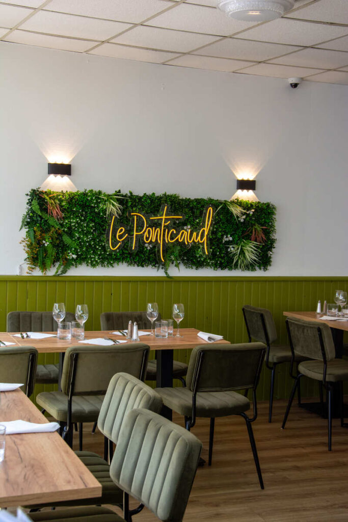La décoration verdoyante du restaurant Le Ponticaud en bords de Vienne à Limoges