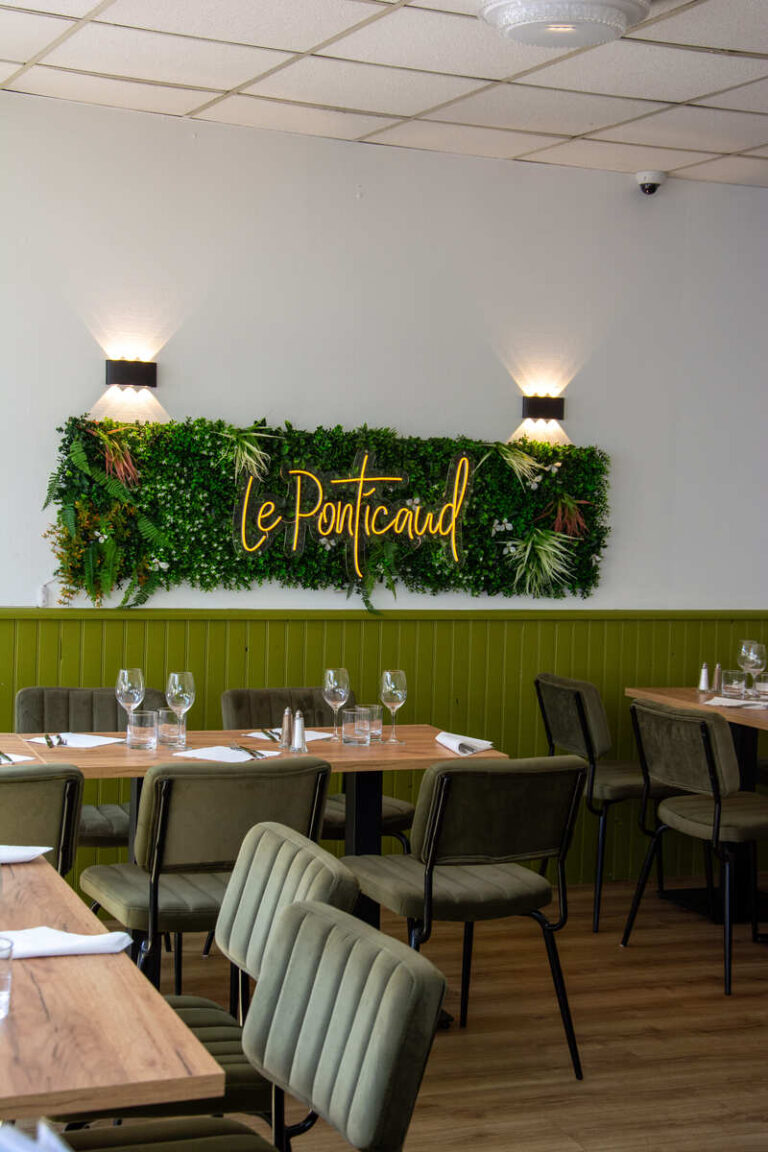La décoration verdoyante du restaurant Le Ponticaud en bords de Vienne à Limoges