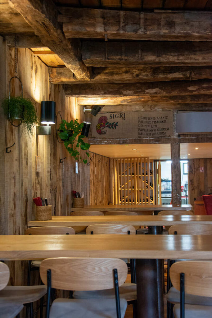 La décoration boisée à l'intérieur du restaurant le Saint-Jacques à Limoges sur les bords de Vienne