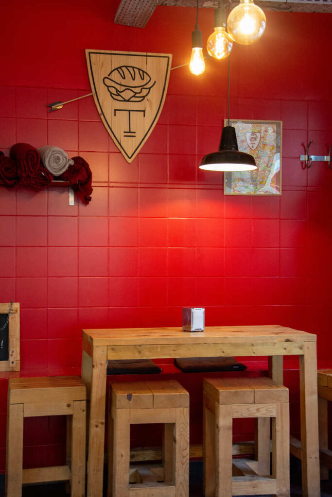 Une table avec le logo Un burger généreux accompagné de frites maison du restaurant Les Frères Tuck à Limoges