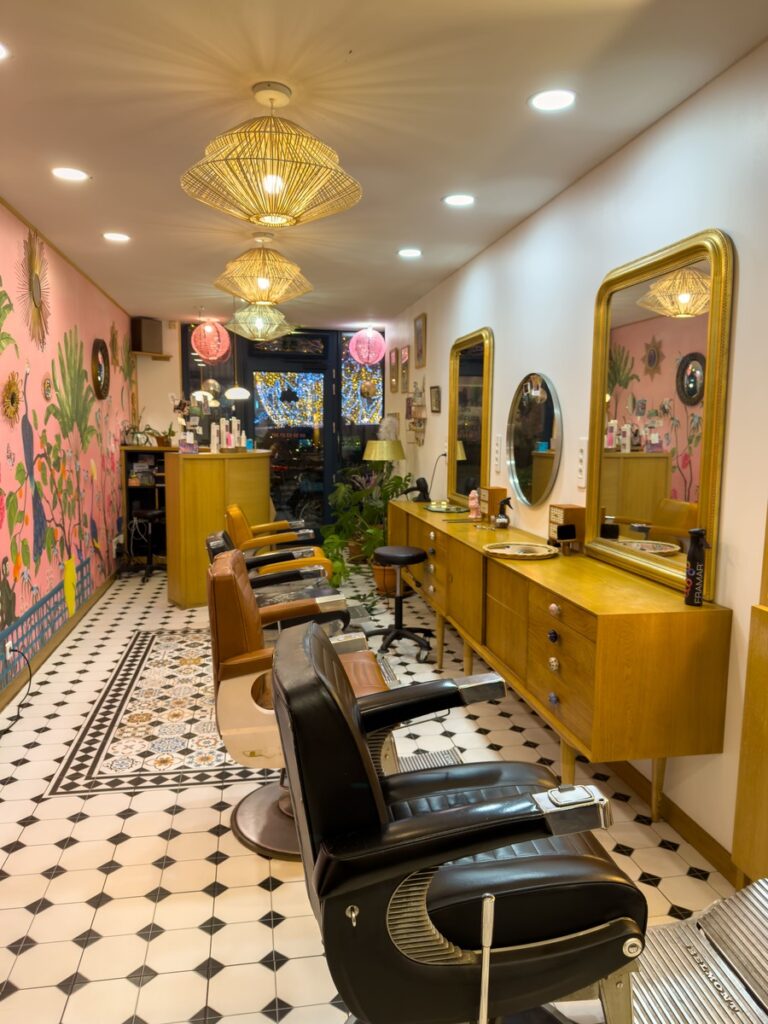 L'intérieur du salon de coiffure Madame Gaston à Limoges