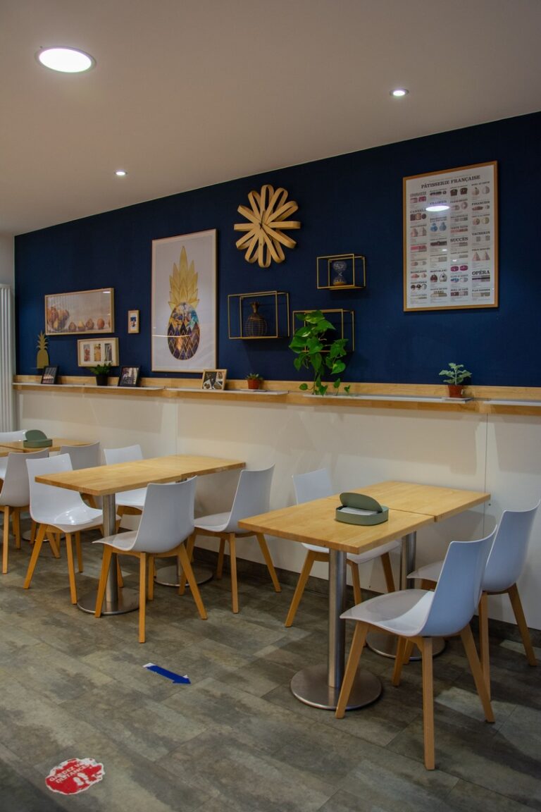 La décoration du salon de thé de la boulangerie Renard à Saint-Yrieix-La-Perche