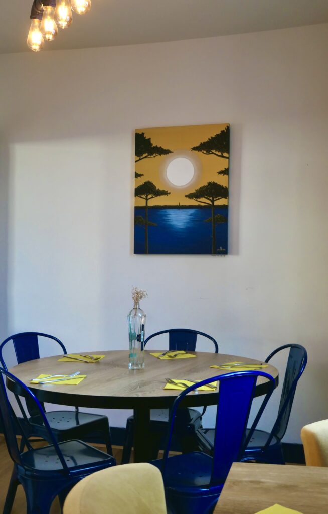 Salle intérieure du restaurant Le Pique-Nique du Bassin à Arcachon.