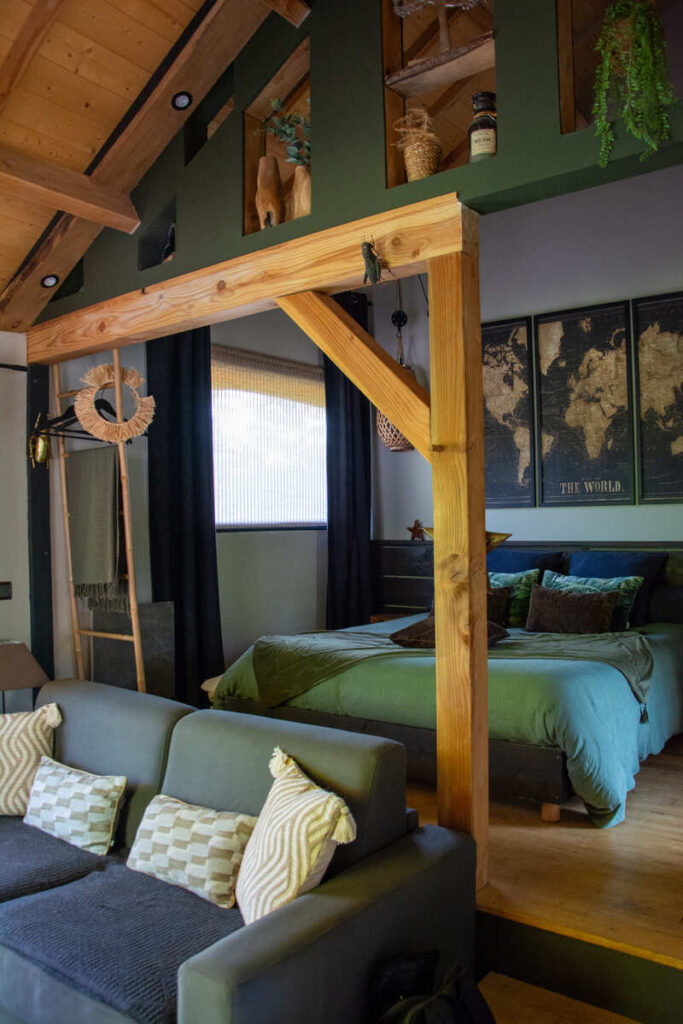 L'intérieur de la cabane perchée PureS'capade à 20 minutes de Limoges