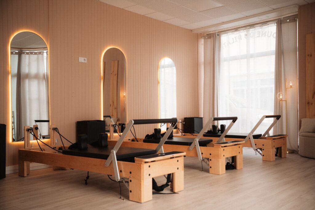 Salle et reformers au studio de pilates La Dune du Pilates, à La Teste-de-Buch.