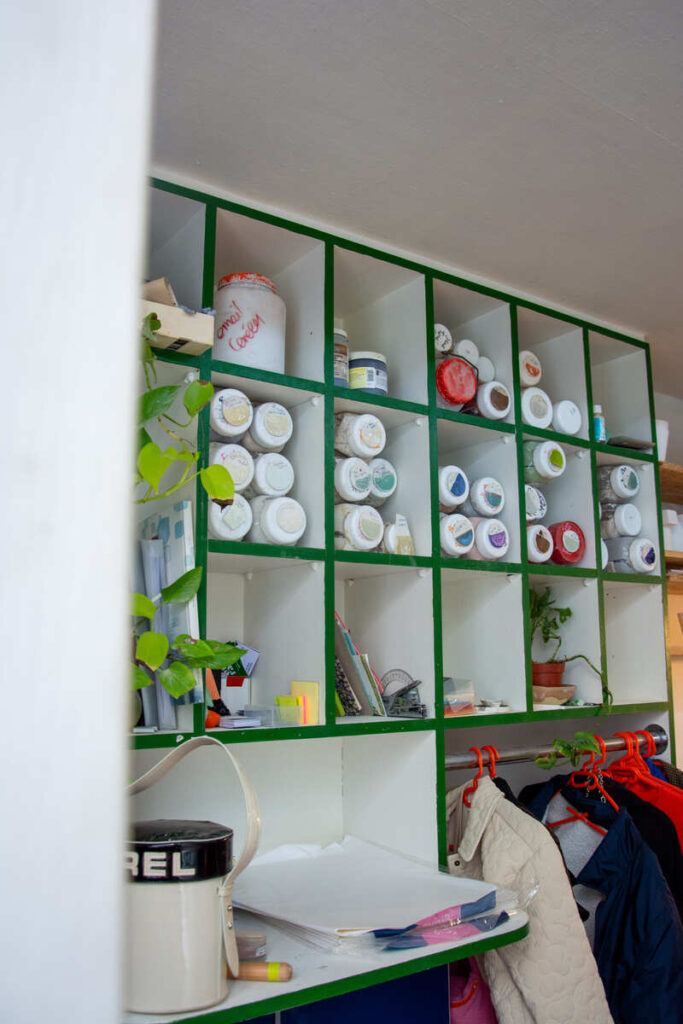 La décoration type atelier créatif du studio Outrage à Limoges