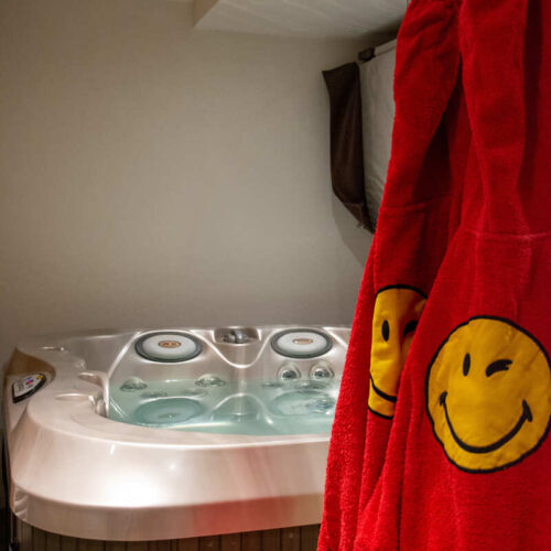 Le jacuzzi avec jets hydromassants du gîte Le Spa du Moulin à Saint-Junien à 20 minutes de Limoges