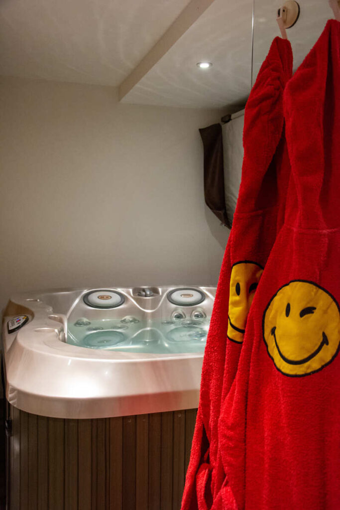 Le jacuzzi avec jets hydromassants du gîte Le Spa du Moulin à Saint-Junien à 20 minutes de Limoges