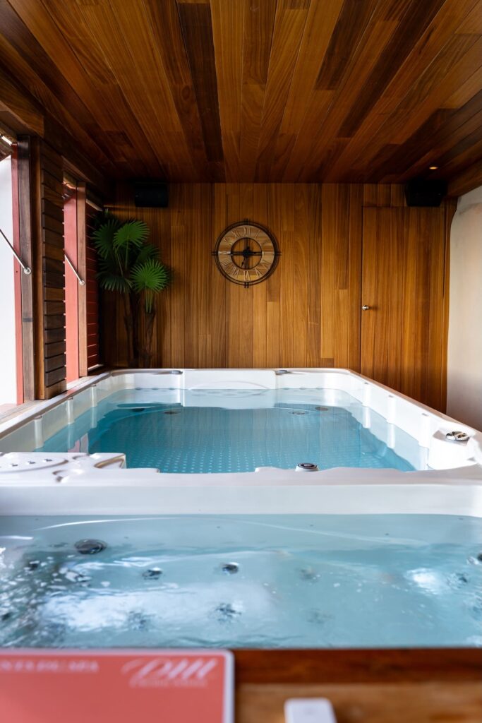Grand jacuzzi aux Terrasses du Prieuré à Dinard.