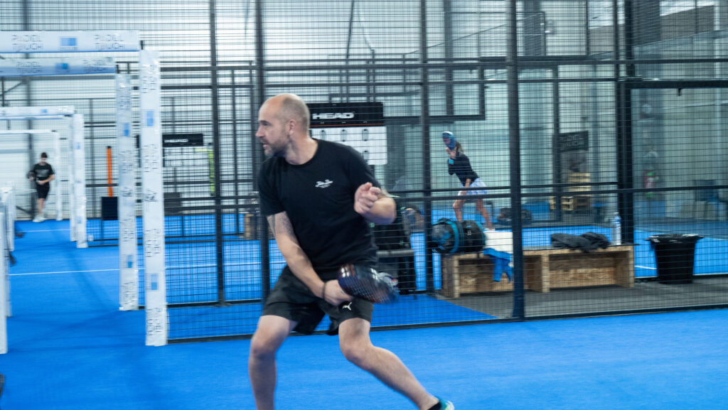 Joueur de padel en pleine partie chez Padel Touch à La Teste-de-Buch