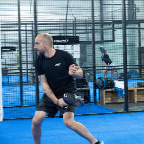 Joueur de padel en pleine partie chez Padel Touch à La Teste-de-Buch