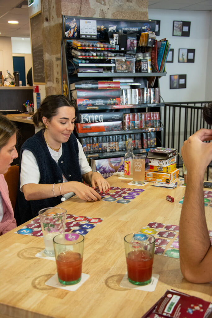 Une partie de jeu de société au bar à jeux L'Antre Jeux dans le centre ville de Limoges