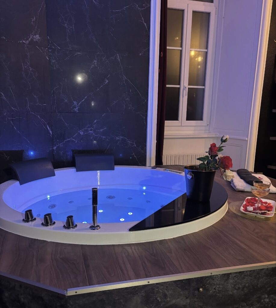 Le jacuzzi d'un appartement de Kastell o fil de l'eau à Quimperlé