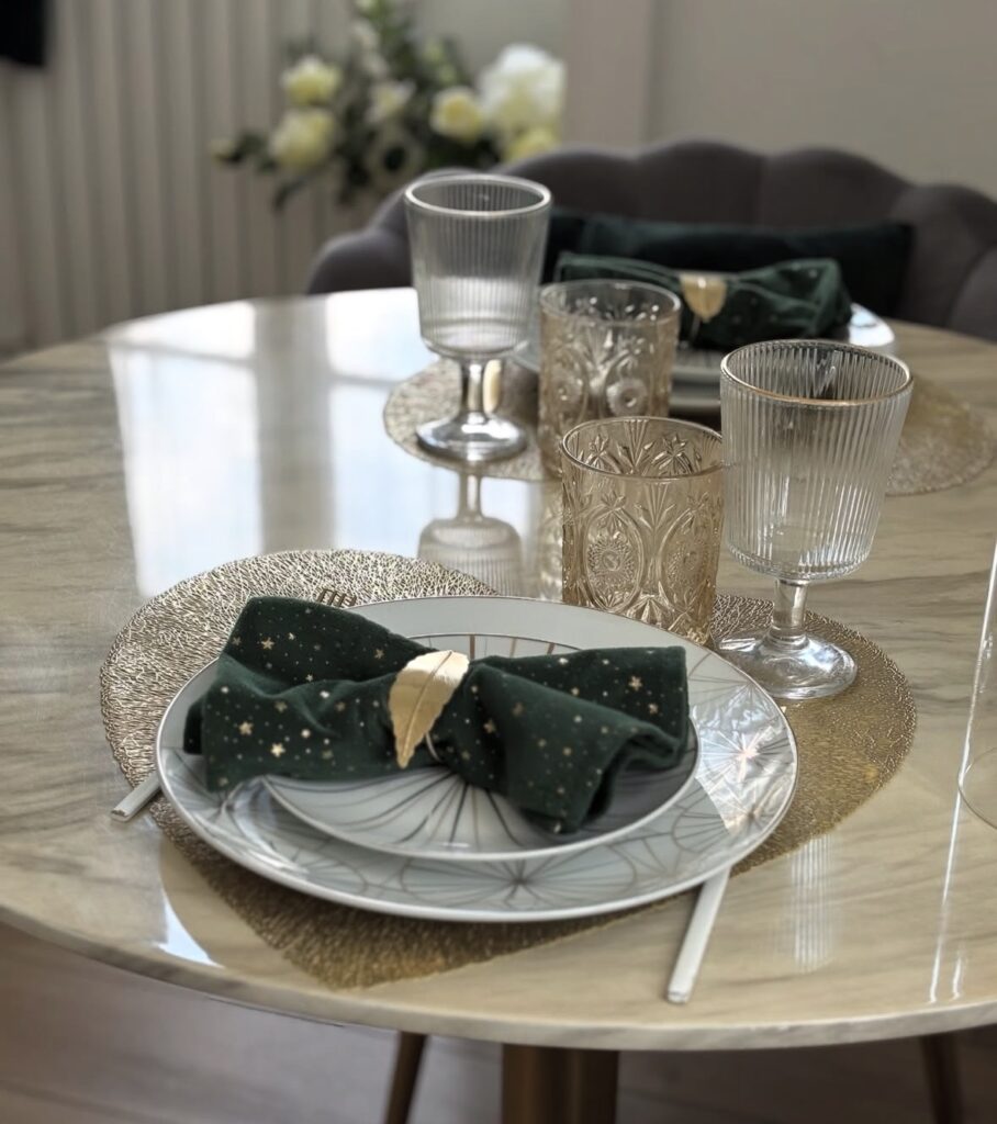 Table d'un appartement de Kastell o fil de l'eau à Quimperlé