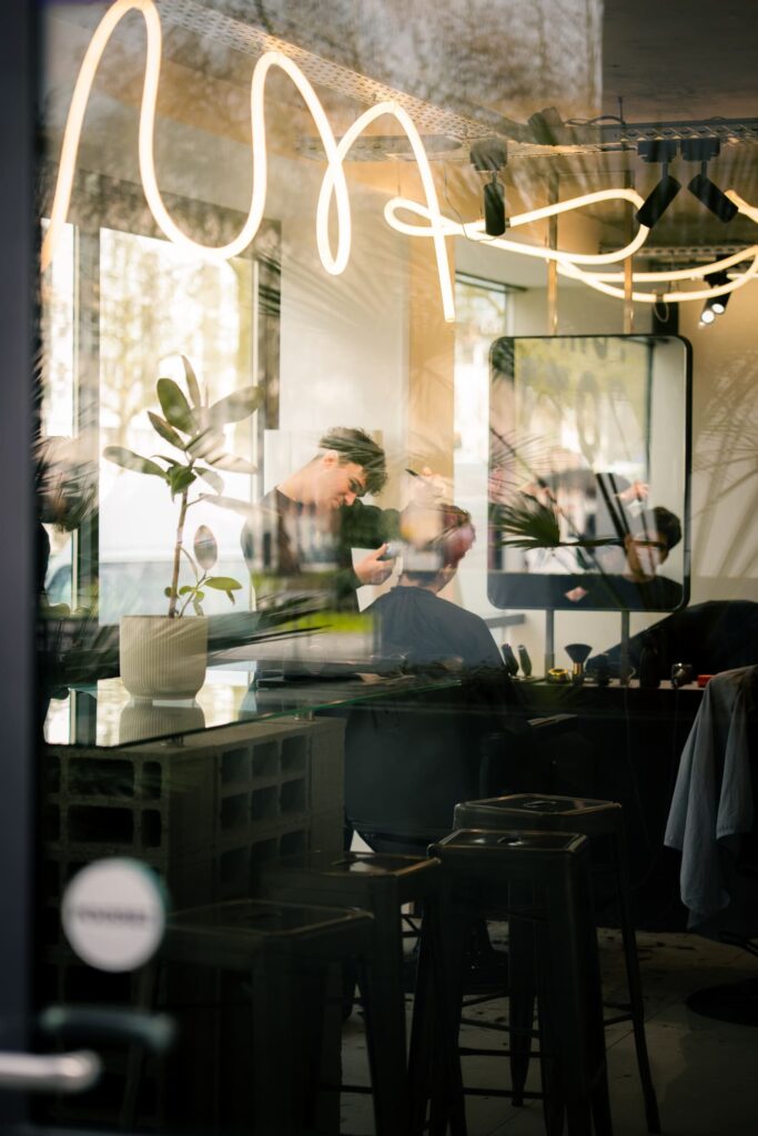 Le coiffeur de La Belle Vie lors d'une coupe, à Rennes