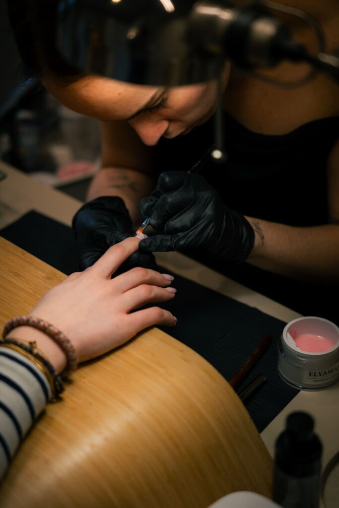 La prothésiste ongulaire lors d'une pose chez La Belle Vie, à Rennes