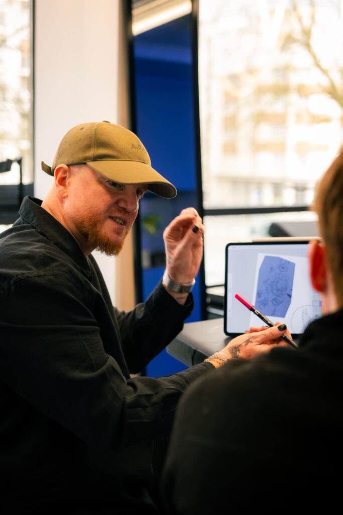 La préparation d'un tatouage chez La Belle Vie, à Rennes