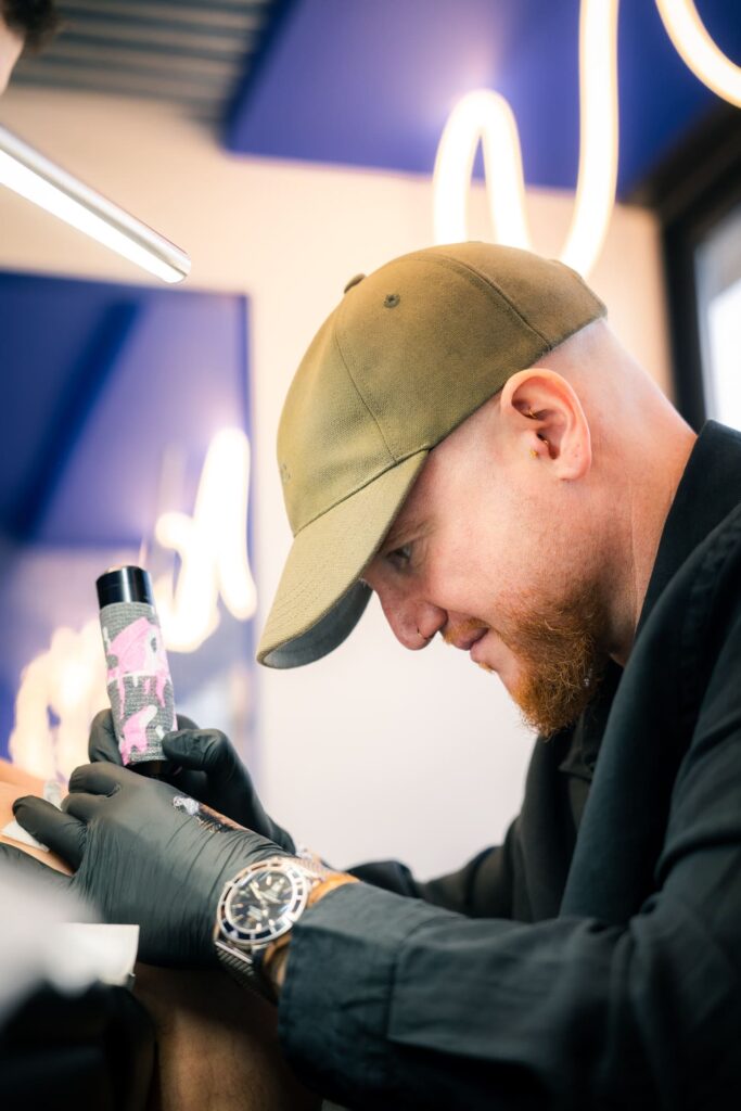 Jim de La Belle Vie, lors de la réalisation d'un tatouage à Rennes