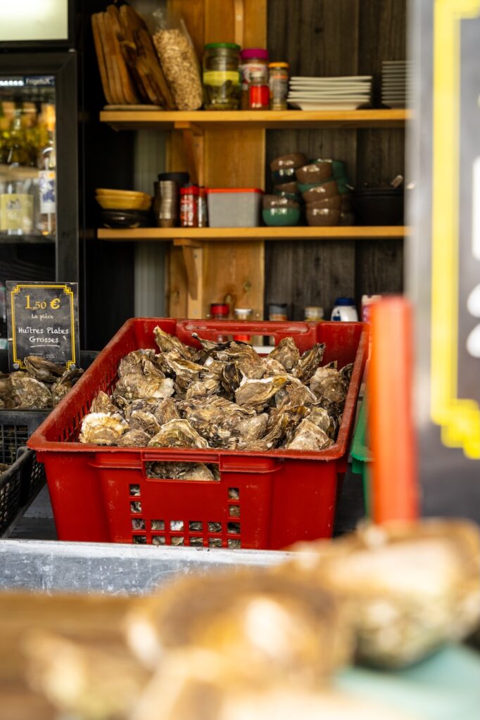 Une caisse d'huîtres Cahue proposées à La Cahute, à Cancale