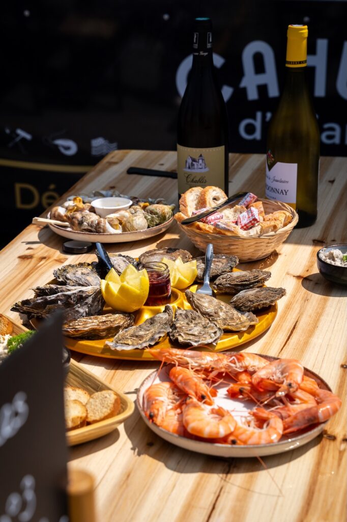Un plateau d'huîtres et de crevettes à La Cahute, à Cancale