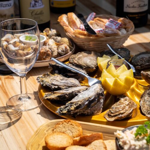 Un plateau d'huîtres et du pain à La Cahute, à Cancale