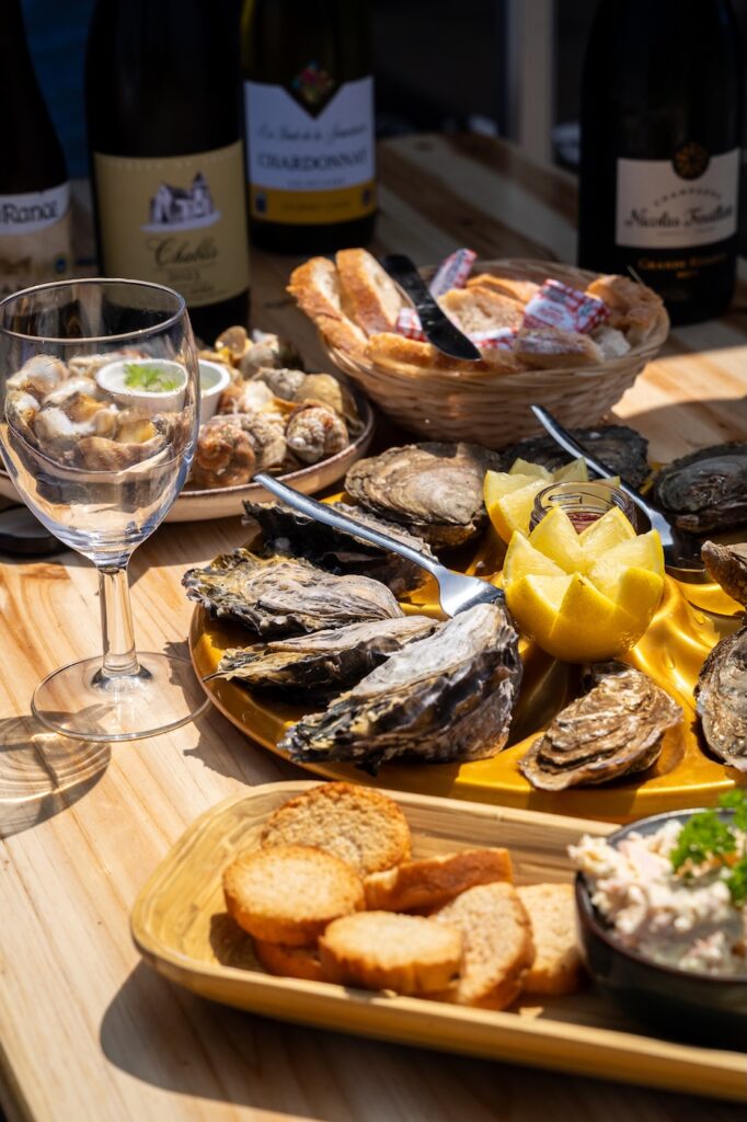 Un plateau d'huîtres et du pain à La Cahute, à Cancale