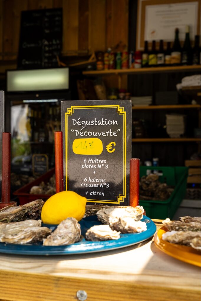 Un plateau d'huîtres vendues à La Cahute, à Cancale