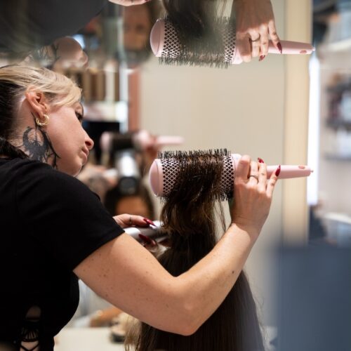 La Coiffeuse lors d'un Brushing à Saint-Malo