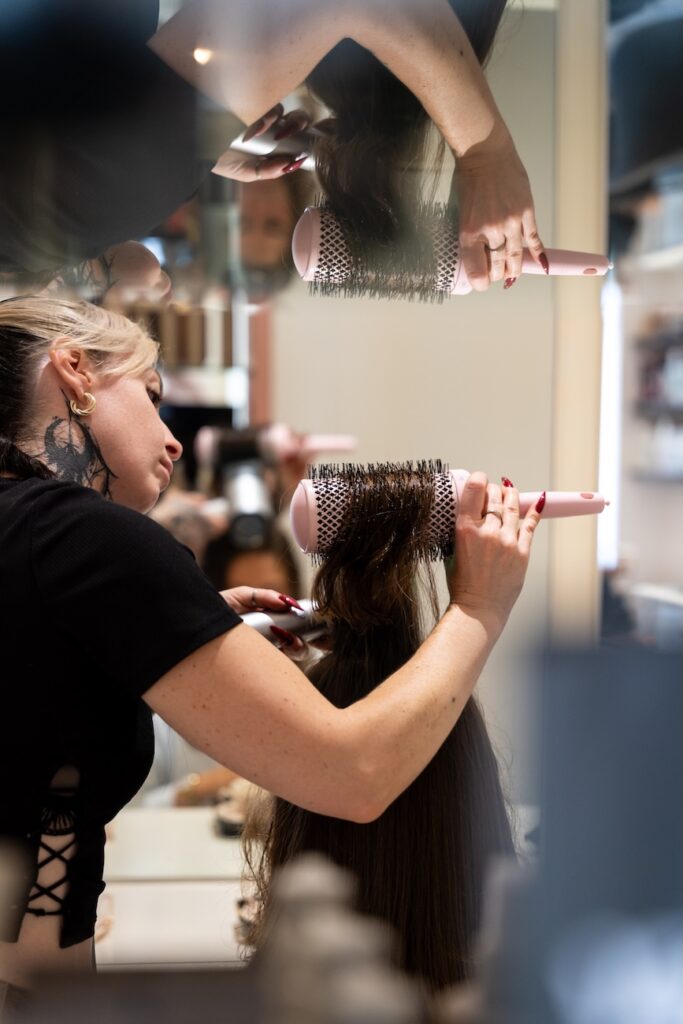 La Coiffeuse lors d'un Brushing à Saint-Malo