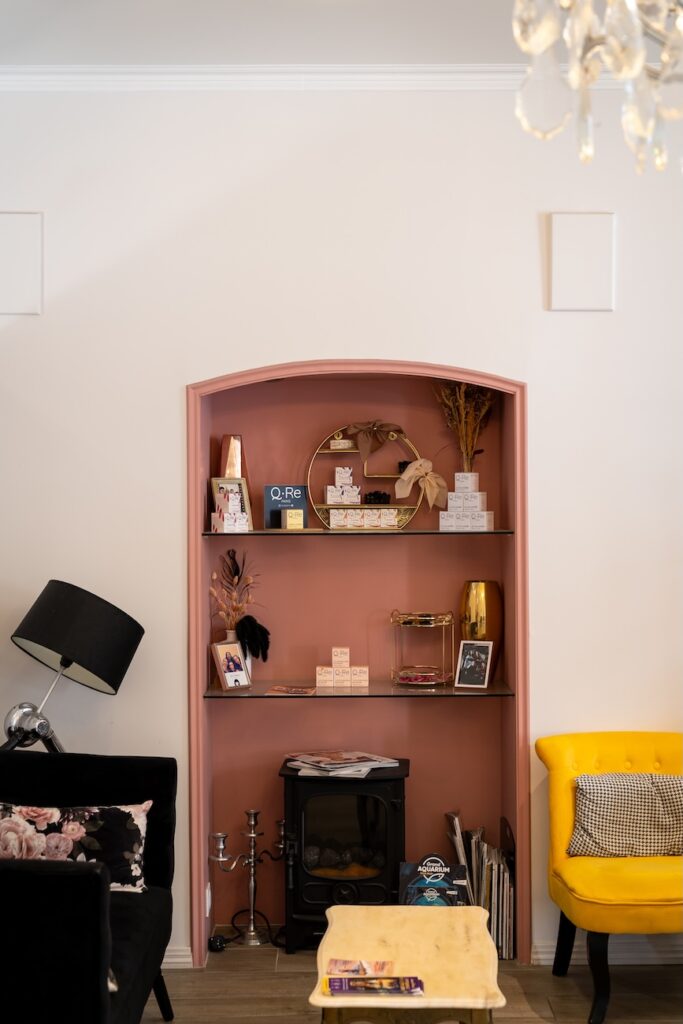 Une étagère à La Coiffeuse, à Saint-Malo