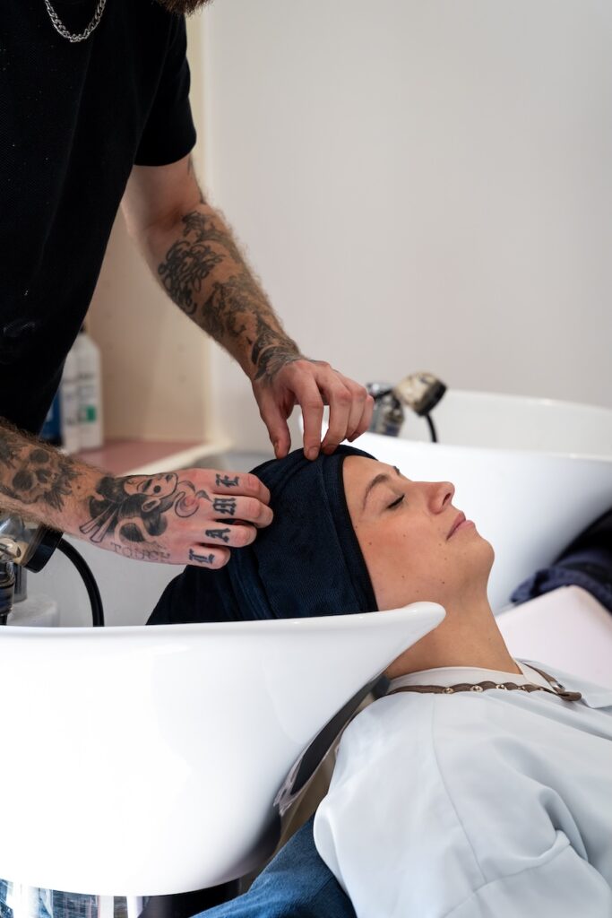 Un shampoing chez La Coiffeuse, à Saint-Malo