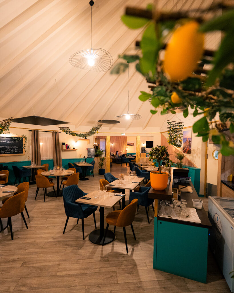 La salle du restaurant La Degustazione à Plougastel-Daoulas
