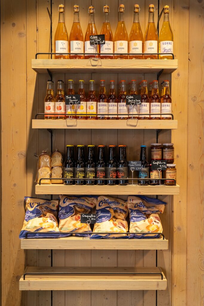 Le coin épicerie de La Maison du Pain, à Saint-Malo