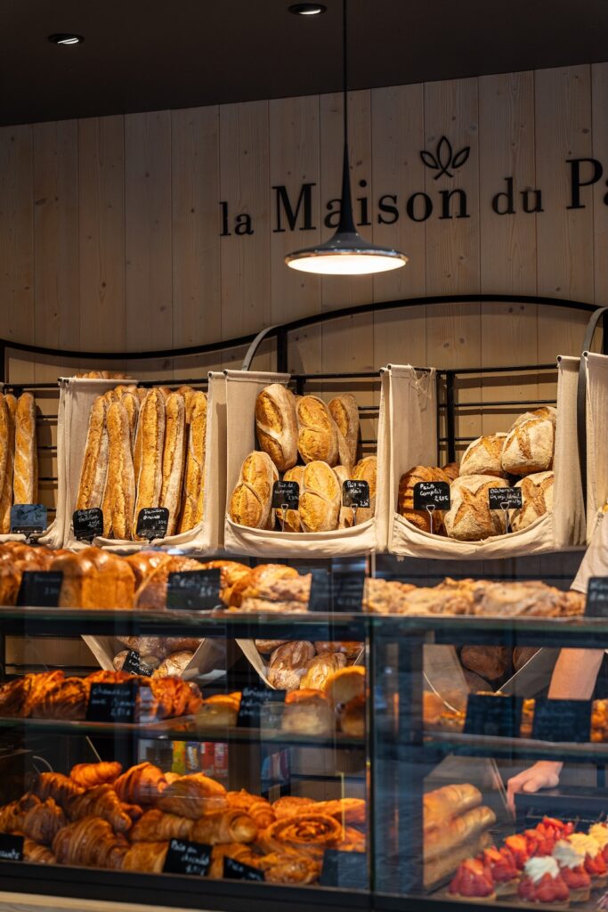 L'étale à pains et viennoiseries de La Maison du Pain, à Saint-Malo