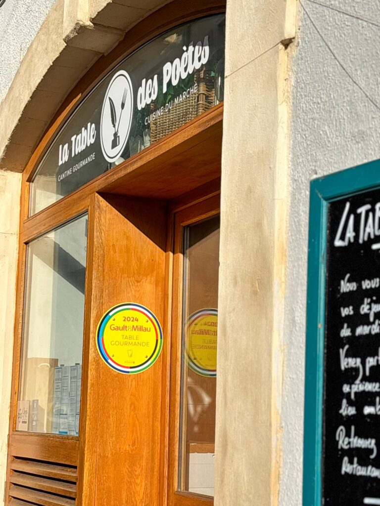 La devanture du restaurant La Table des Poètes