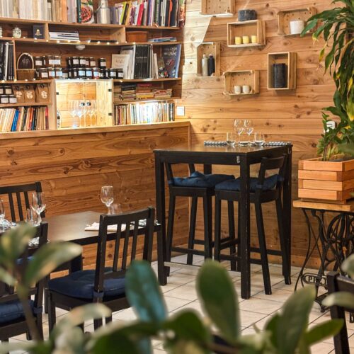 Vue sur le restaurant la Table des Poètes et la librairie gourmande