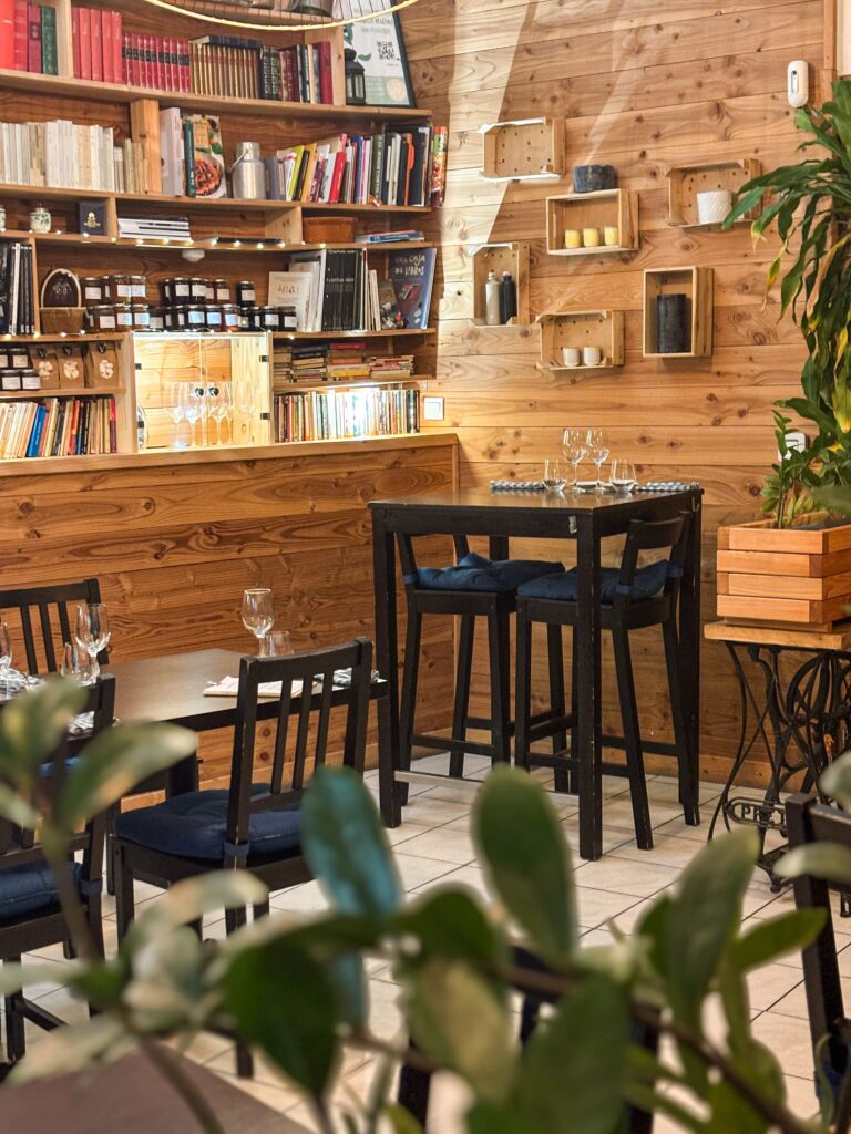 Vue sur le restaurant la Table des Poètes et la librairie gourmande