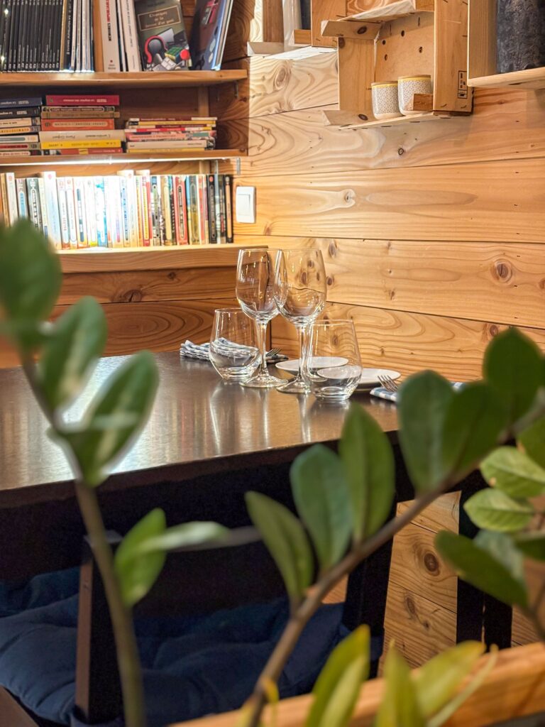 Vue sur une table dressée du restaurant La Table des Poètes