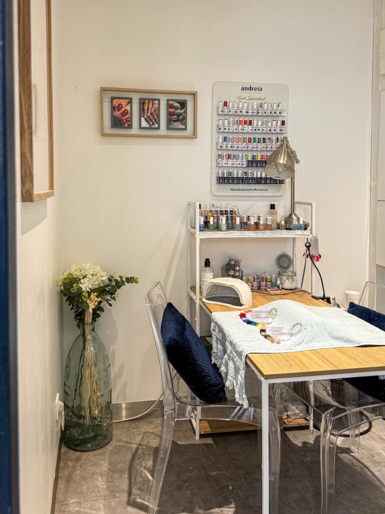 Cabine pour les poses d'ongles
