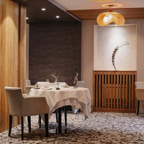 Table élégante restaurant gastronomique l'Arraditz à Lescar, près de Pau