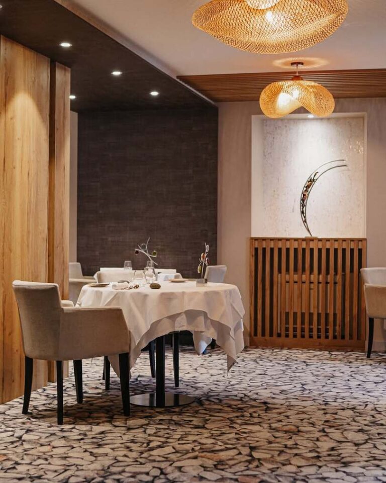 Table élégante restaurant gastronomique l'Arraditz à Lescar, près de Pau