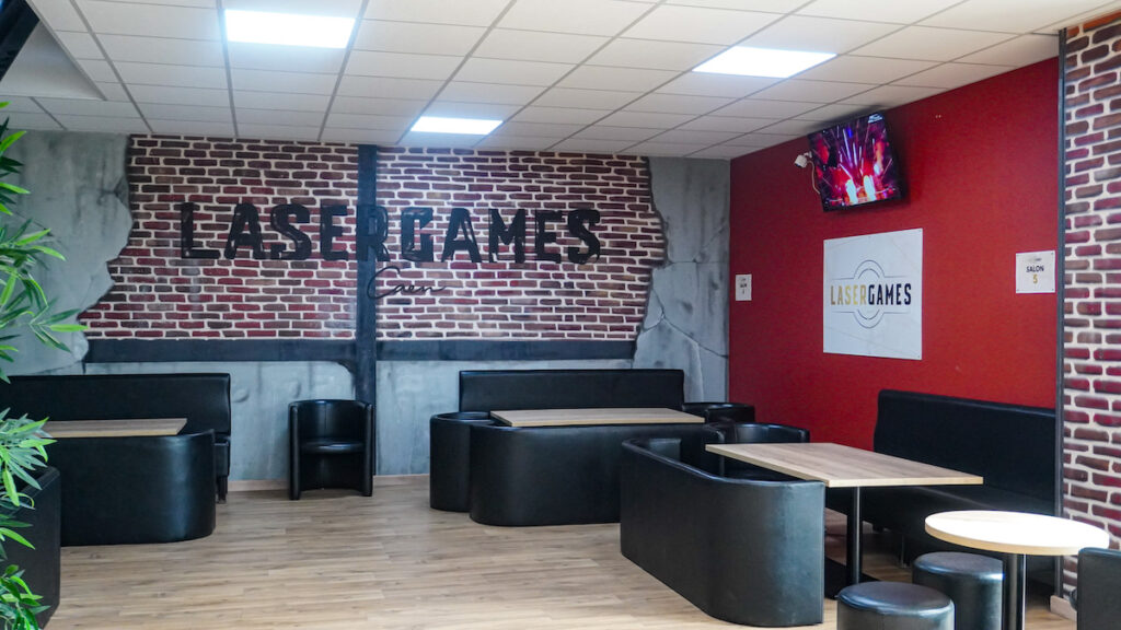 L'intérieur du Laser Games à Bretteville-sur-odon
