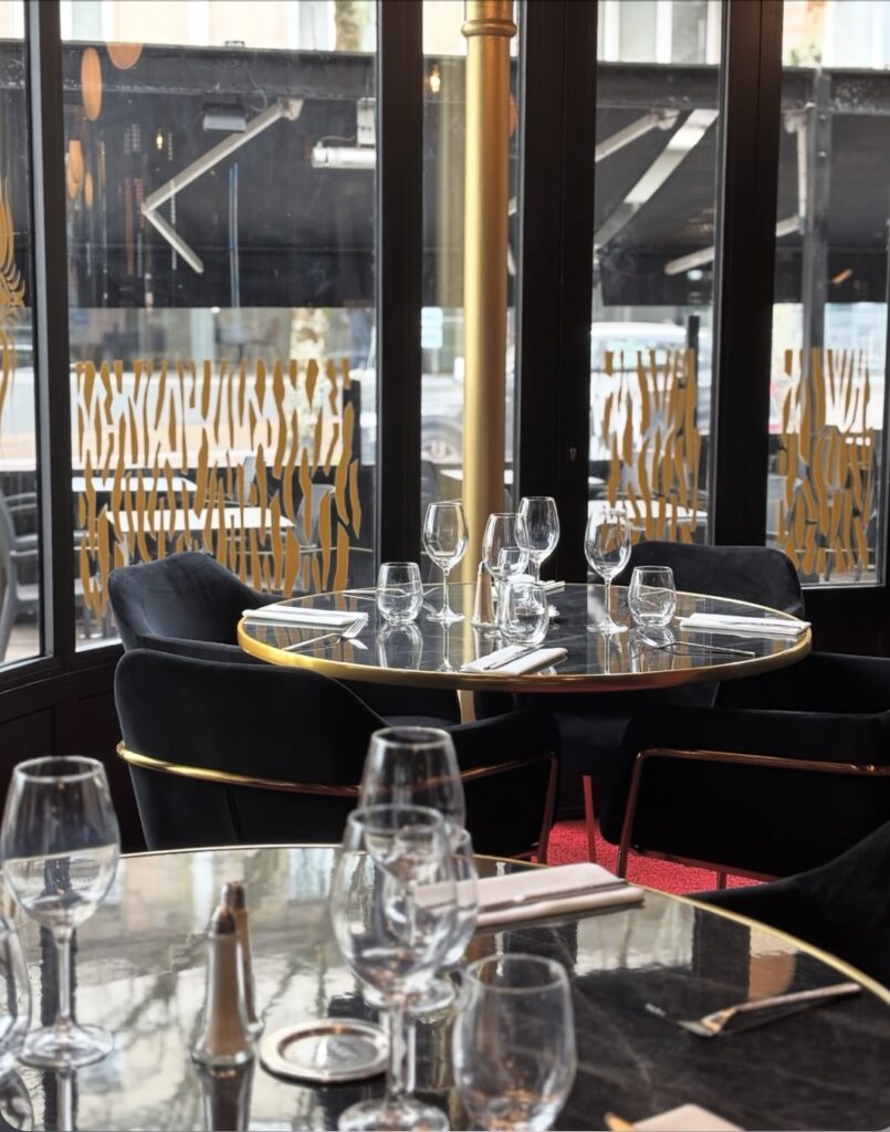 Tables dressées du restaurant L'Avenue à Lorient